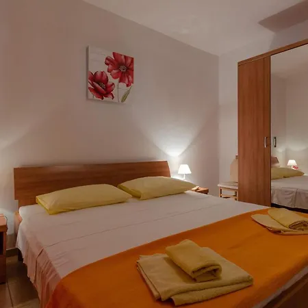 Juraj Apartman *